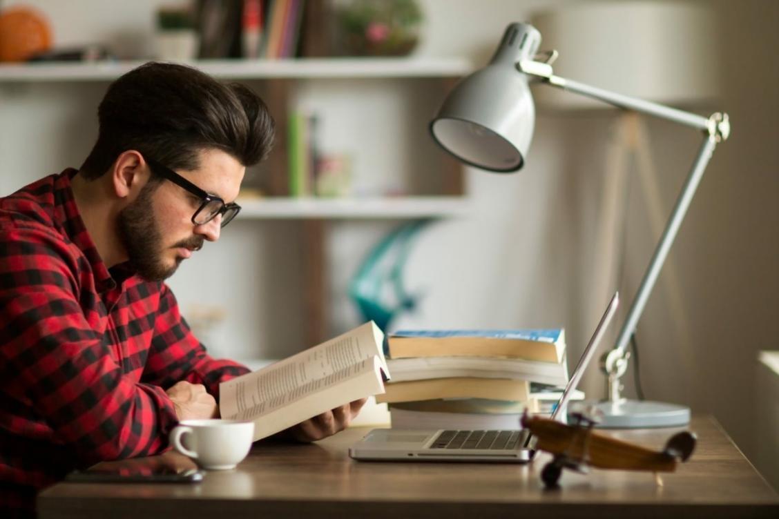 Workshop zu On-Page-Optimierung — Teilnehmer arbeiten an praktischen Aufgaben